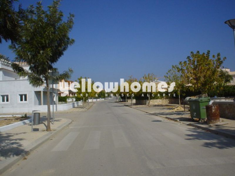 Terreno urbano para construção de uma moradia muito espaçosa com piscina