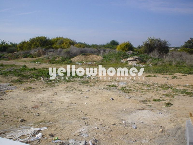 Terreno urbano para construção de uma moradia muito espaçosa com piscina
