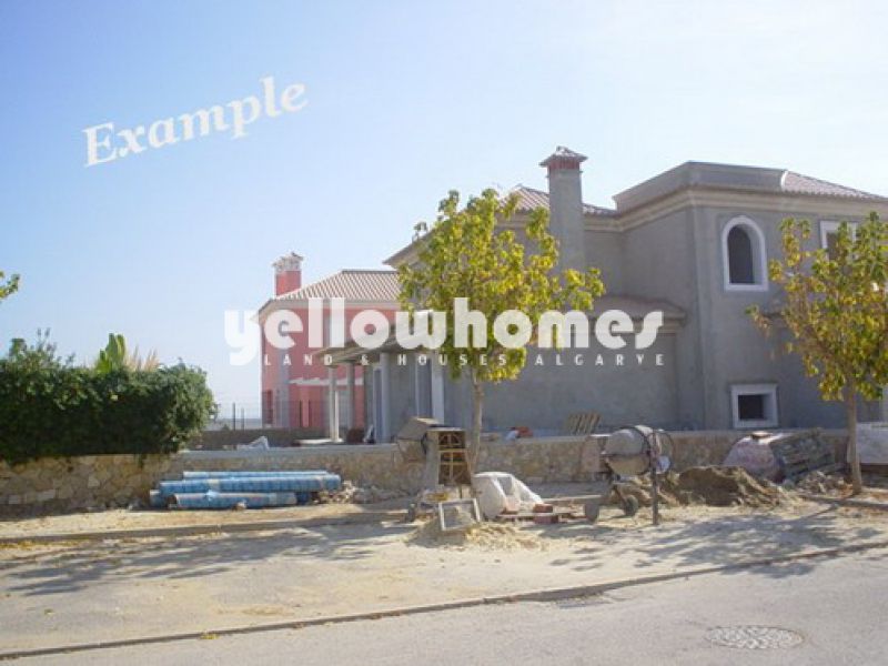 Terreno urbano para construção de uma moradia muito espaçosa com piscina