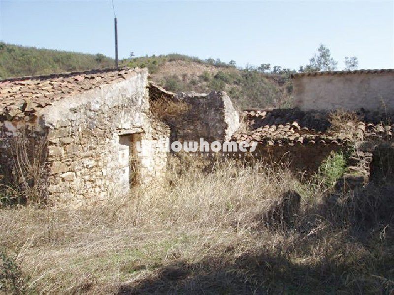 Terreno com ruína numa zona bonita e tranquila