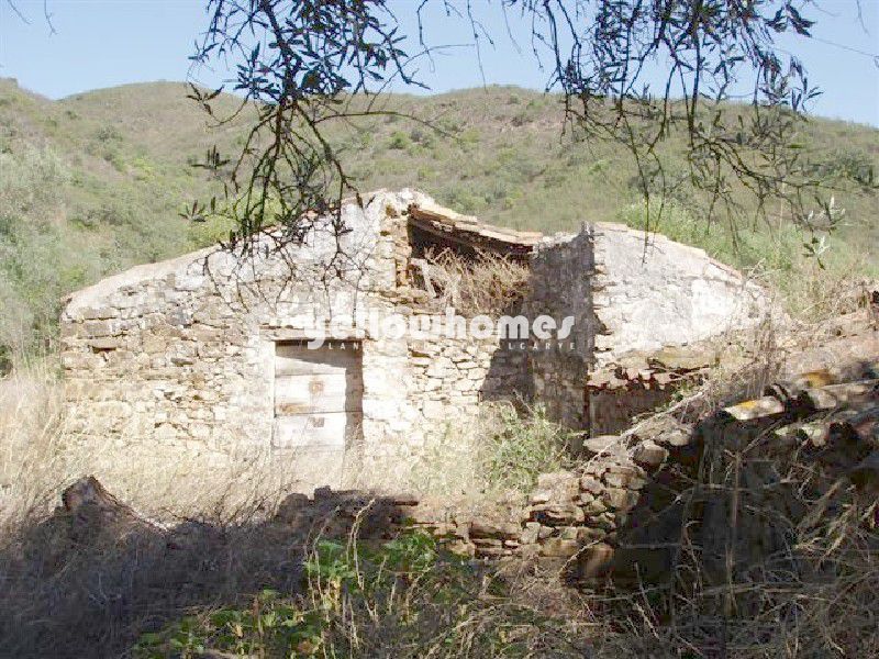 Terreno com ruína numa zona bonita e tranquila