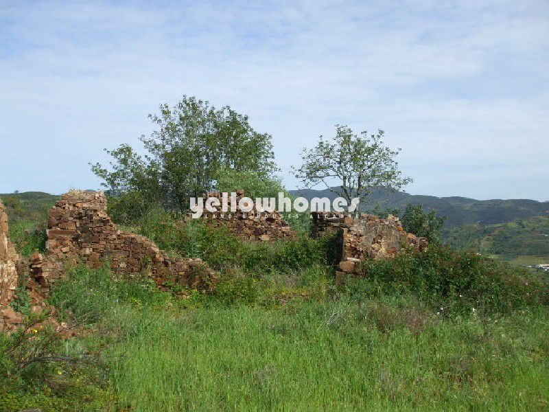 Terreno com grande ruína e vistas agradáveis 