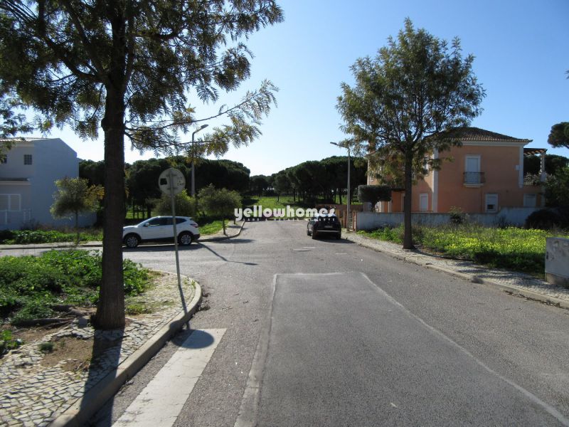 Lote de terreno virado a sul sito numa urbanização perto de Faro e das praias
