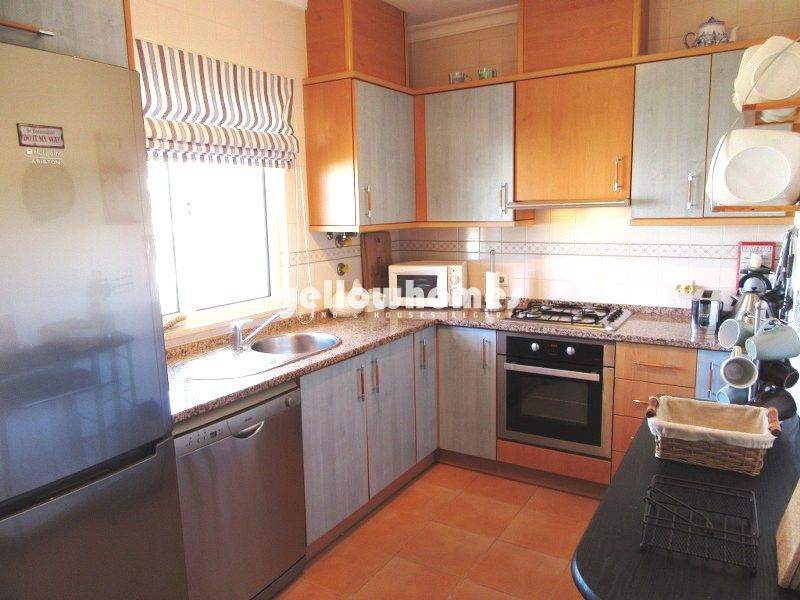 Well presented 2-bed townhouse in a small development with communal pool