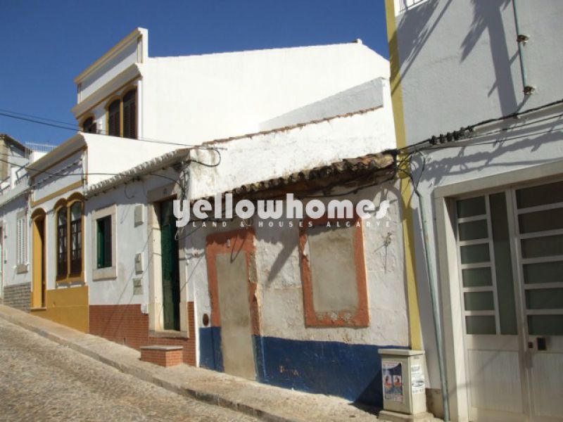 Pequena casa tradicional para reconstruir no centro de Tavira