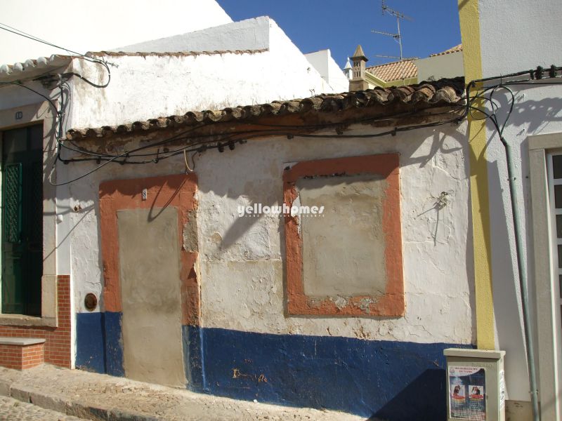 Pequena casa tradicional para reconstruir no centro de Tavira