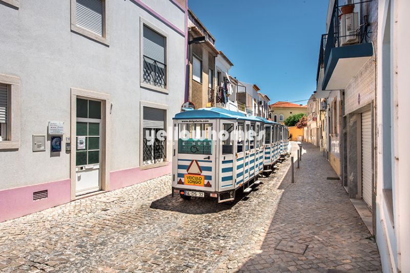 Pequena casa tradicional para reconstruir no centro de Tavira