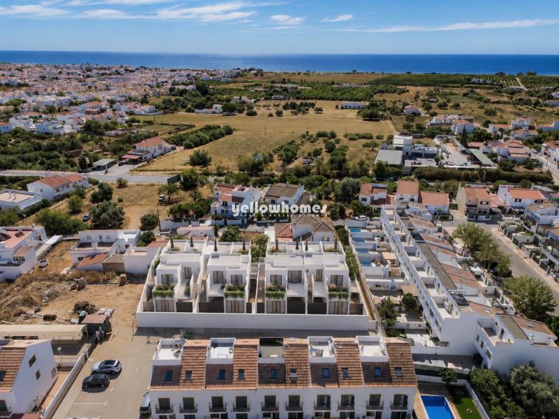 Moradia geminada V3 recém-construída com piscina em Vila Nova de Cacela