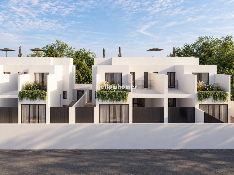 Moradia geminada V3 recém-construída com piscina em Vila Nova de Cacela