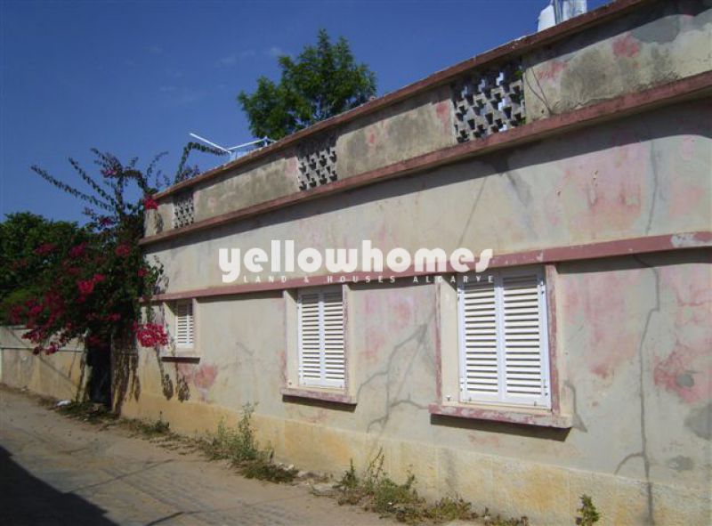 Propriedade parcialmente renovada com quintal perto de Sto. Estevão