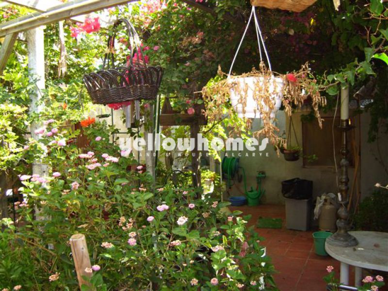 Propriedade parcialmente renovada com quintal perto de Sto. Estevão