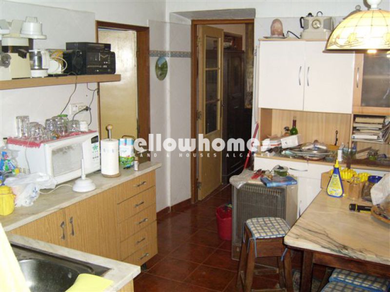 Propriedade parcialmente renovada com quintal perto de Sto. Estevão