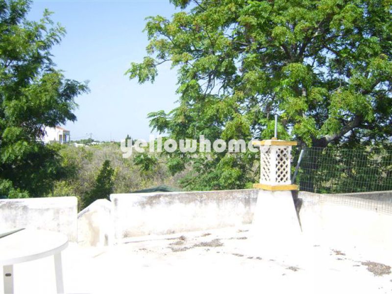 Propriedade parcialmente renovada com quintal perto de Sto. Estevão