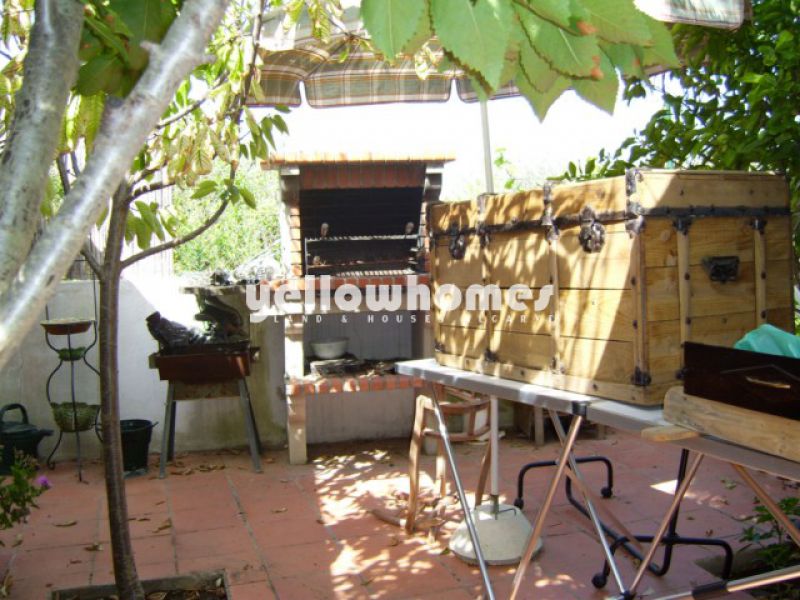 Propriedade parcialmente renovada com quintal perto de Sto. Estevão