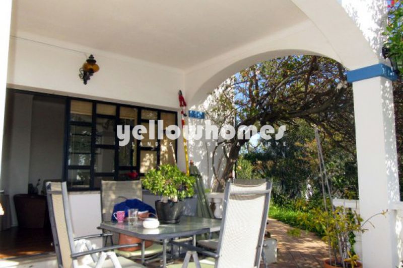 Aconchegante moradia V2 com piscina e ampla vista para o campo e para o mar