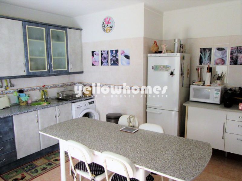 Ideally located 4 bedroom house with small garden in Tavira