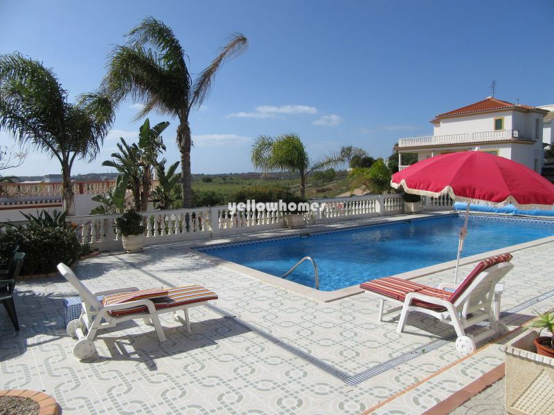 Well-presented 3-bed villa with heated pool in a nice urbanization near the beach