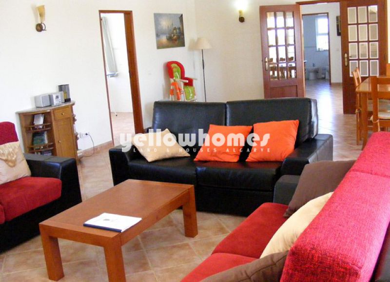 Large 4-bed villa with pool in walking distance to the village of Fuseta
