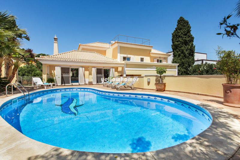 Spacious 4-bed villa with pool in central location in Tavira