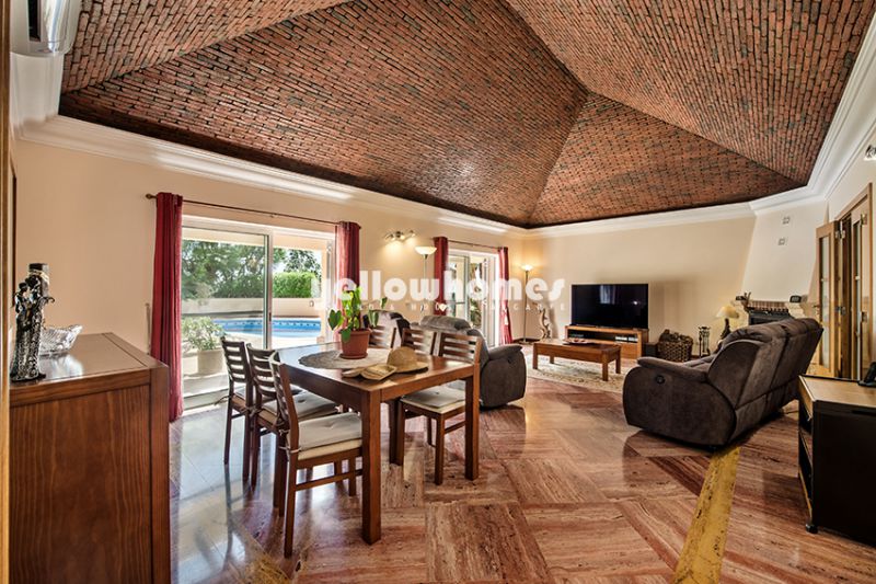Spacious 4-bed villa with pool in central location in Tavira