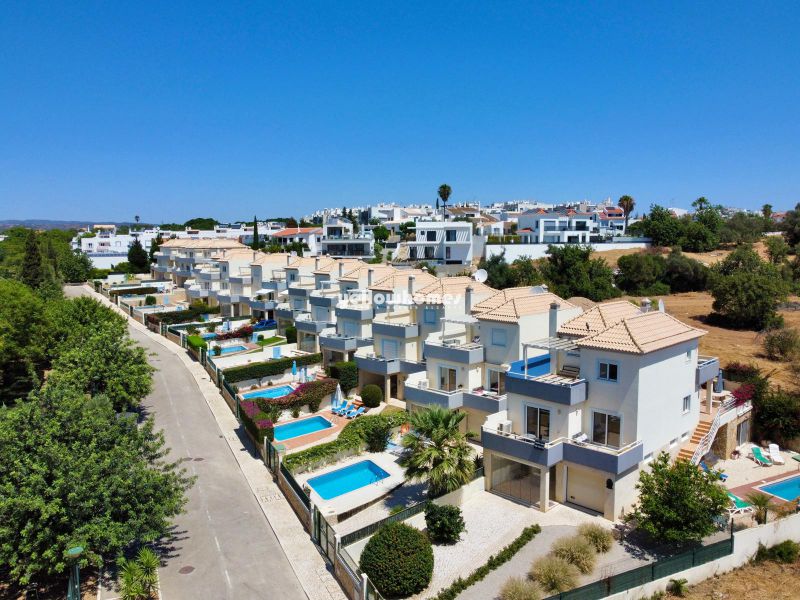 Beautifully presented 3+1-bed Villa with pool in exclusive condominium in Tavira