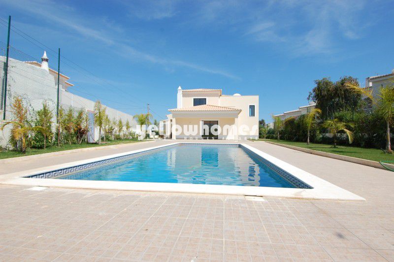 New luxurious 4 bed Villa with pool close to Carvoeiro centre