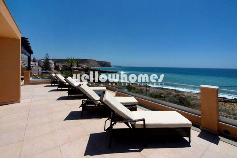 Moradia nova V4 frente ao mar na Praia da Luz