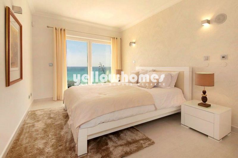 Moradia nova V4 frente ao mar na Praia da Luz