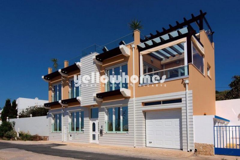 Moradia nova V4 frente ao mar na Praia da Luz