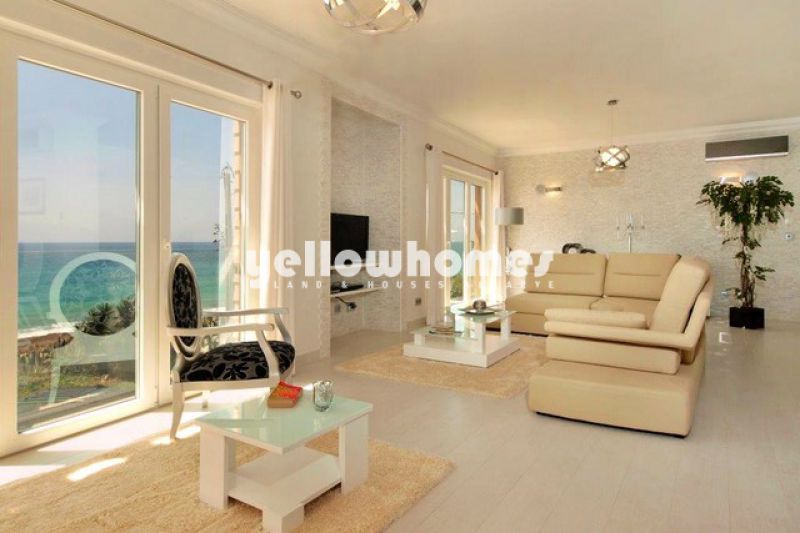 Moradia nova V4 frente ao mar na Praia da Luz