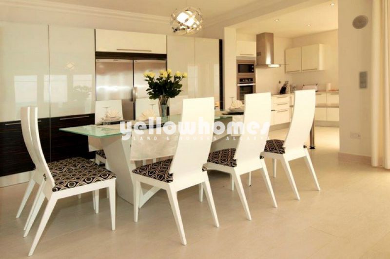 Moradia nova V4 frente ao mar na Praia da Luz