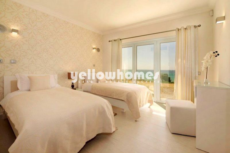 Moradia nova V4 frente ao mar na Praia da Luz