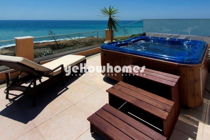 Moradia nova V4 frente ao mar na Praia da Luz