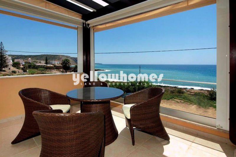 Moradia nova V4 frente ao mar na Praia da Luz