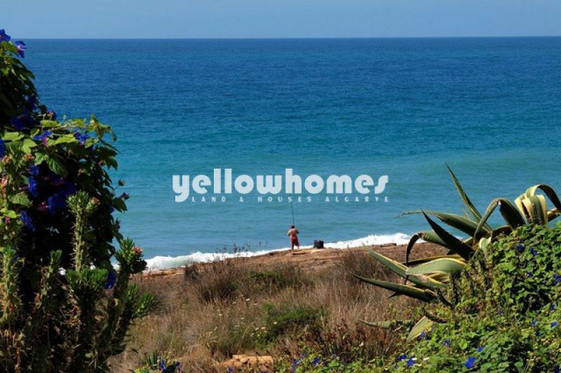 Moradia nova V4 frente ao mar na Praia da Luz