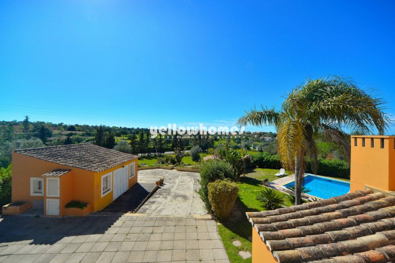 Very large 4+1 bed villa with pool und huge plot near Lagoa, Golf and the Sea 