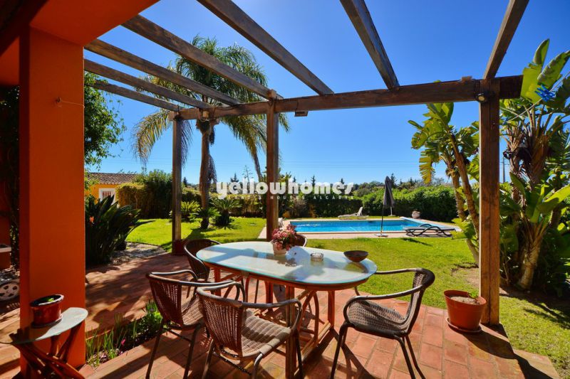 Very large 4+1 bed villa with pool und huge plot near Lagoa, Golf and the Sea 