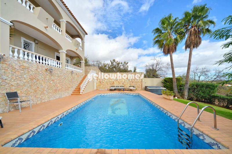 Great 4-bedroom Villa with pool and sea views near Vilamoura