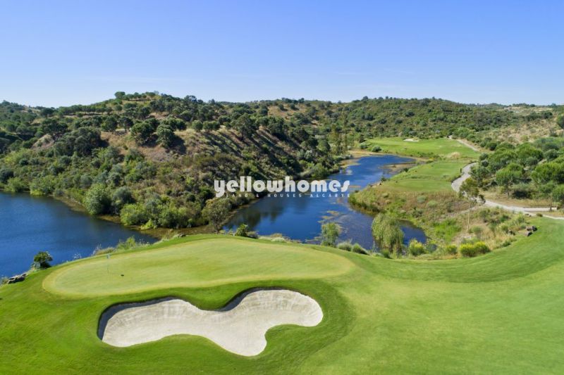 Vida de luxo num ambiente sereno num empreendimento de golfe de classe mundial