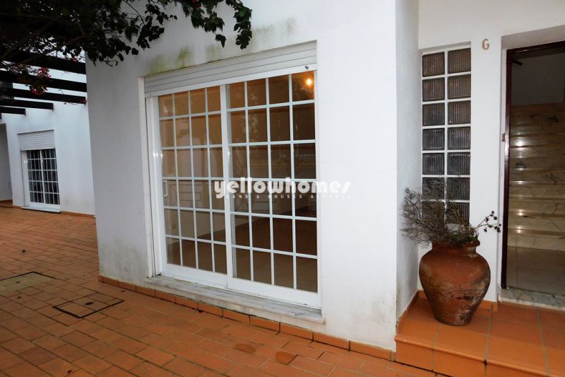Well maintained townhouse with 2 bedrooms set within the village of Salir