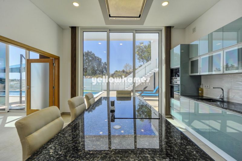 Extraordinary Villa with Striking 360 degrees Views in the Central Algarve
