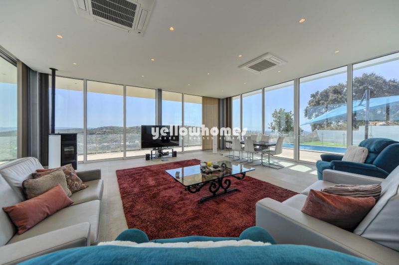 Extraordinary Villa with Striking 360 degrees Views in the Central Algarve