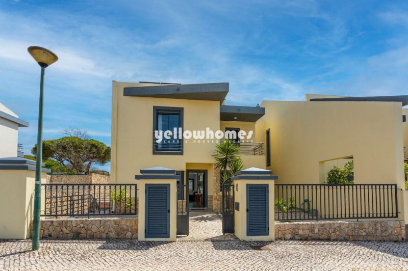Large modern townhouse with 5 bedrooms in walking distance to the beach 