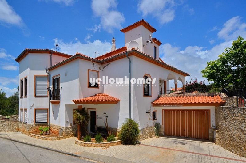 Large 6-bedroom villa with garden, pool and garage near Almancil
