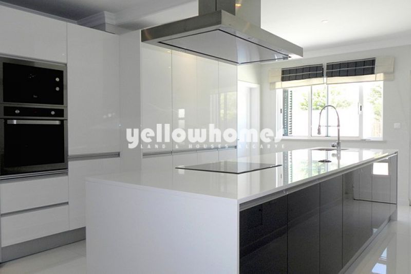 Moradia contemporânea V4 com piscina em Vale do Lobo