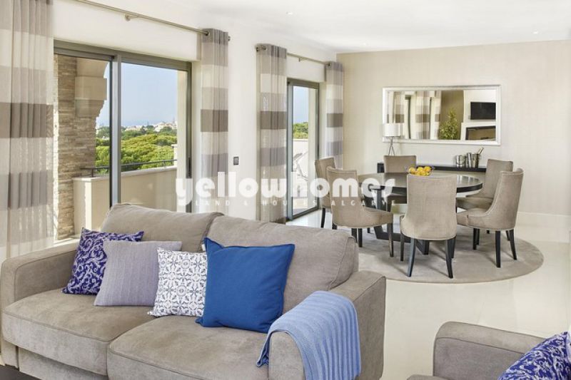 Apartamento penthouse espaçoso com terraço e vista para o mar perto de Vilamoura