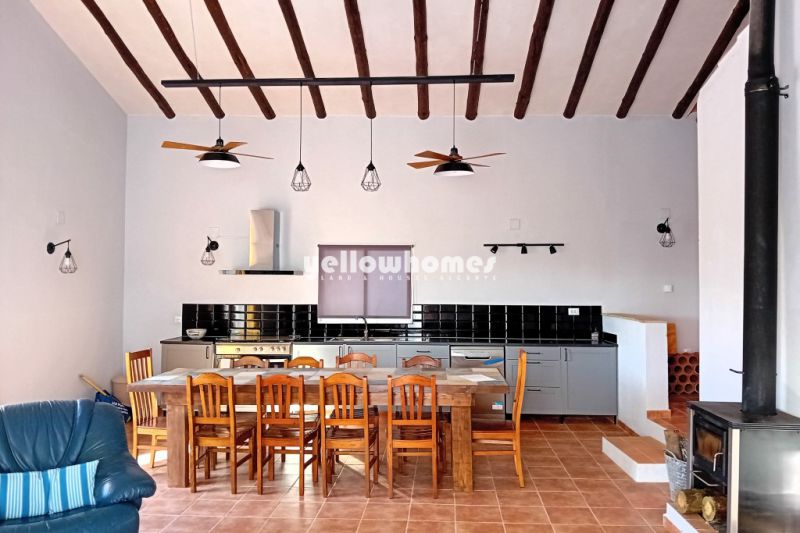 Charming 3-bedroom farmhouse and cottages in the Algarve countryside 