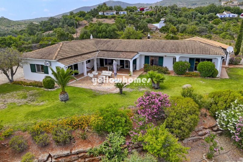 Moradia V5 com anexo, piscina e ruína sita perto de Moncarapacho