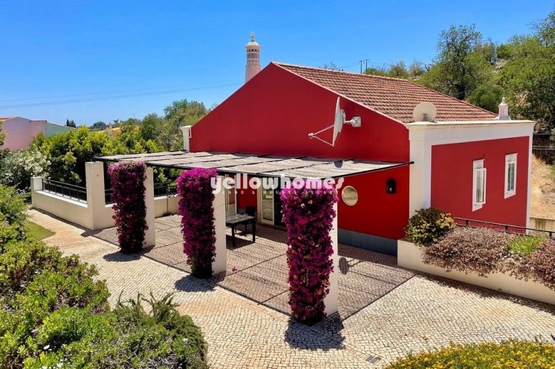 Charming, beautifully maintained 4-bedroom villa with pool and heating
