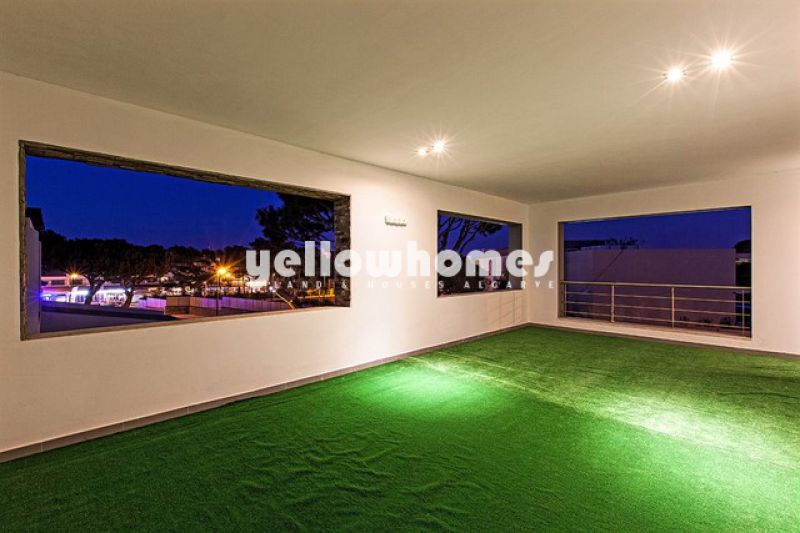 Contemporary 5+1 bedroom villa only 200 m from the beach of Olhos de Agua